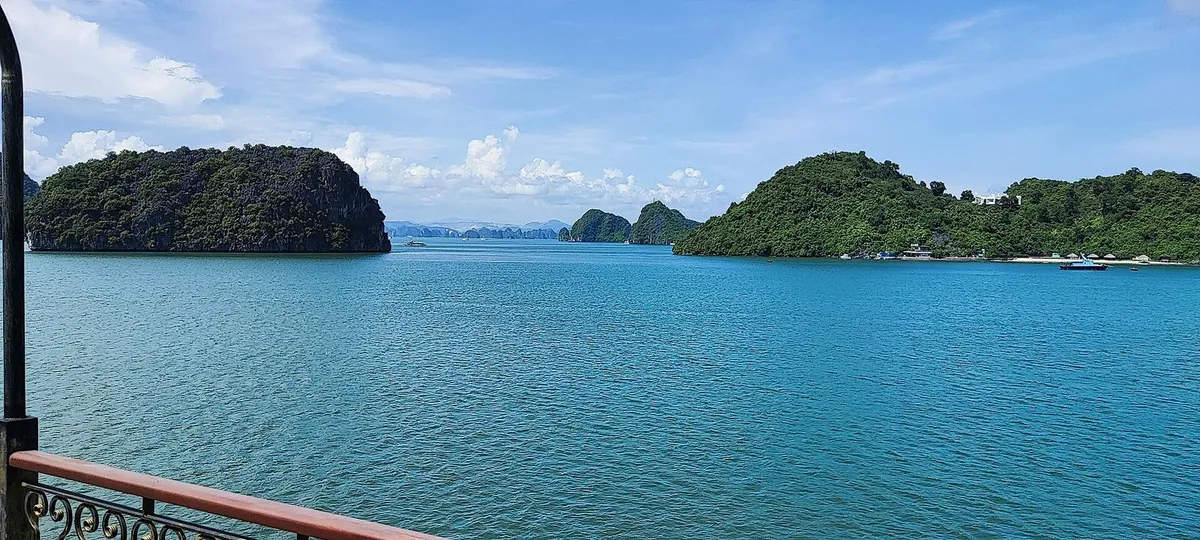 Sản phẩm đặc sản và không gian chợ ven biển Quảng Ninh